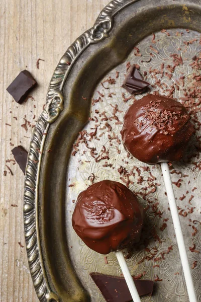 Chokladkaka dyker upp — Stockfoto
