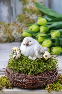 Bahar çiçekleri ve basit Paskalya süsleri. 
