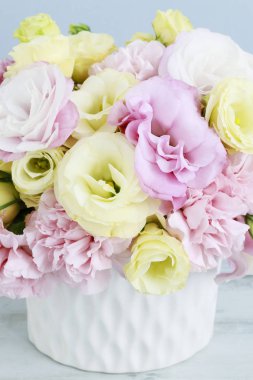 Pembe karanfil ve sarı eustoma çiçek çiçek aranjmanı