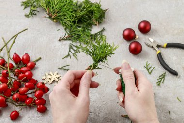 Nasıl geleneksel Noel kapı çelengi Mazı dallar ile yapmak bir