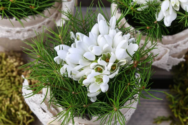 Mix di fiori primaverili e semplici decorazioni pasquali . — Foto Stock