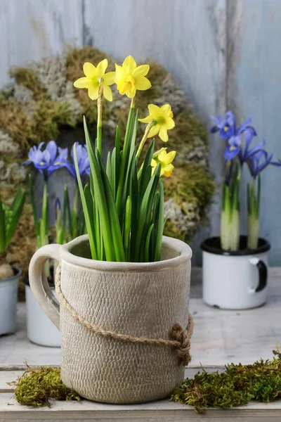 Mezcla de flores de primavera y decoraciones sencillas de Pascua . — Foto de Stock