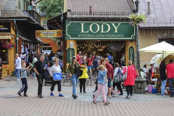 ZAKOPANE, POLAND - AUGUST 17, 2016: Tourists visiting Krupowki s — Stock Photo, Image