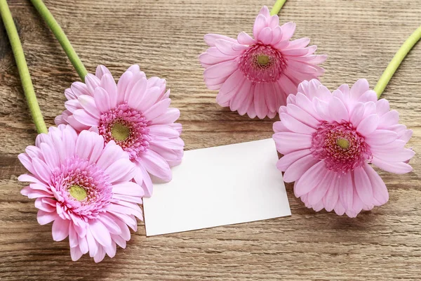 Fiori di gerbera rosa su sfondo di legno — Foto Stock