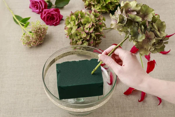 Hur man gör blomsterarrangemang med gloriosa superba, ros, hort — Stockfoto