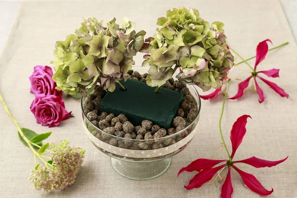 Cómo hacer arreglos florales con gloriosa superba, rosa, hort —  Fotos de Stock