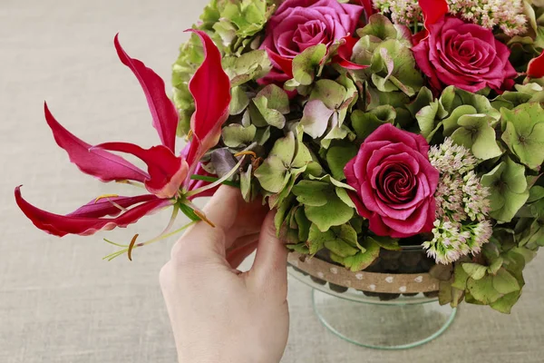How to make floral arrangement with gloriosa superba, rose, hort — Stock Photo, Image