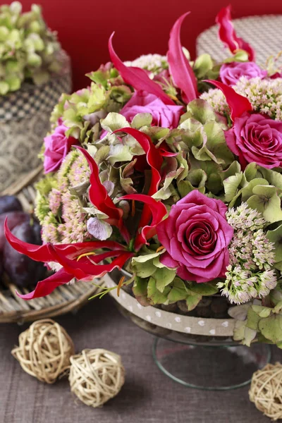 Как сделать цветочное оформление с прославленными суперба, розами, горками — стоковое фото