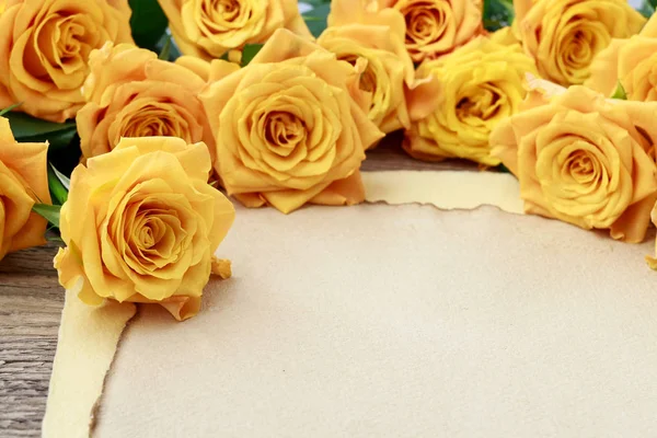 Pomarańczowe róże i vintage papieru — Zdjęcie stockowe
