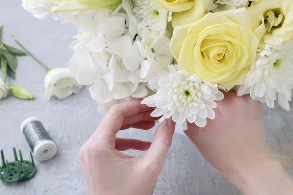 Jak zrobić luksusowe klomb z lilie, róże, — Zdjęcie stockowe