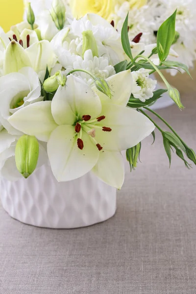 Роскошная цветочная композиция с лилиями — стоковое фото