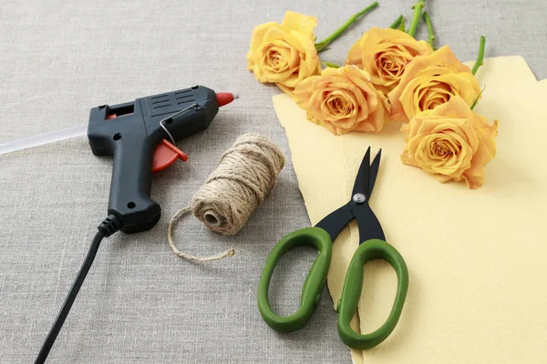 Jak udělat krásný dárek pro svatební hosty s růží — Stock fotografie