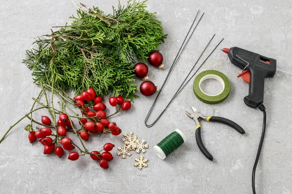 Cómo hacer que la tradicional corona de la puerta de Navidad con ramitas thuja a — Foto de Stock