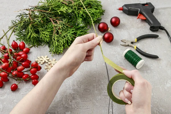 Cómo hacer que la tradicional corona de la puerta de Navidad con ramitas thuja a — Foto de Stock