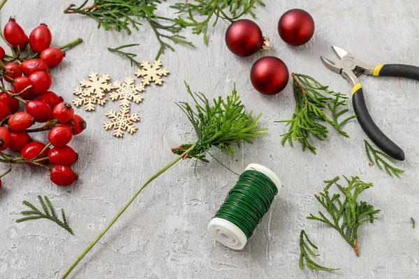 Jak udělat tradiční vánoční dveře věnec s thuja větvičky — Stock fotografie