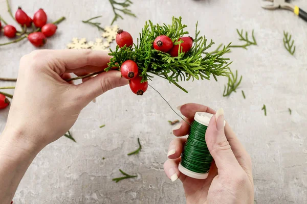 How to make traditional christmas door wreath with thuja twigs a — Stock Photo, Image