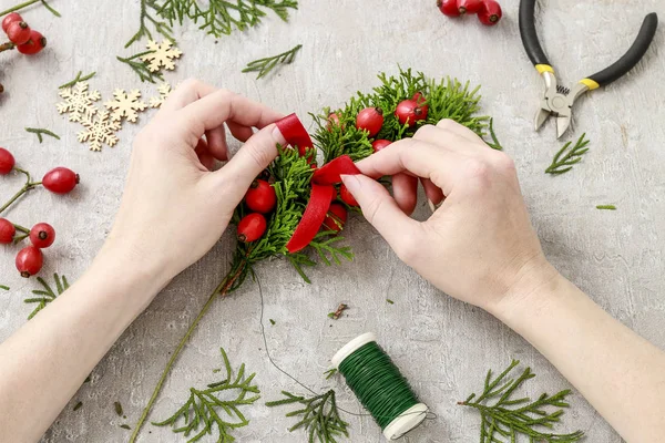 Jak udělat tradiční vánoční dveře věnec s thuja větvičky — Stock fotografie