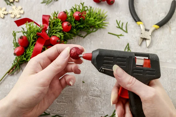 Hur man gör traditionella jul dörr krans med thuja kvistar en — Stockfoto