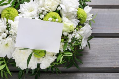 Eustoma, karanfil ve Kasımpatı akışı ile çiçek arka plan