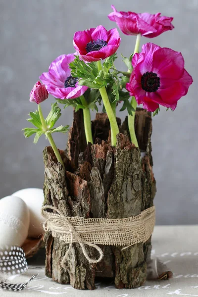 Decoração de mesa de primavera com casca e anêmona flores — Fotografia de Stock