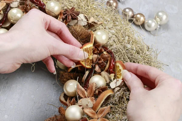 Jak vyrobit vánoční věnec — Stock fotografie