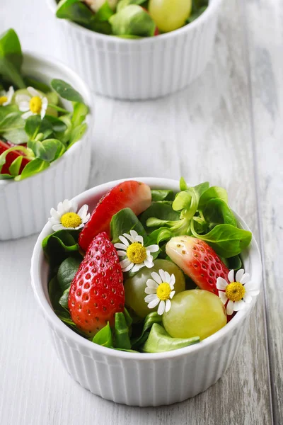 Salată cu salată de miel (Valerianella locusta), căpșuni , — Fotografie, imagine de stoc