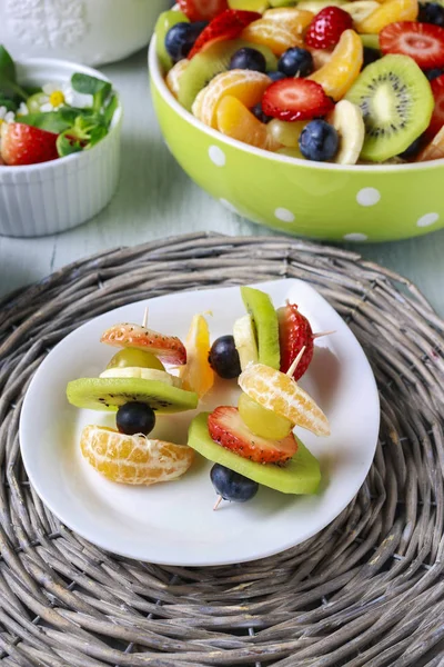 Fructe pe bețe - gustare sănătoasă — Fotografie, imagine de stoc