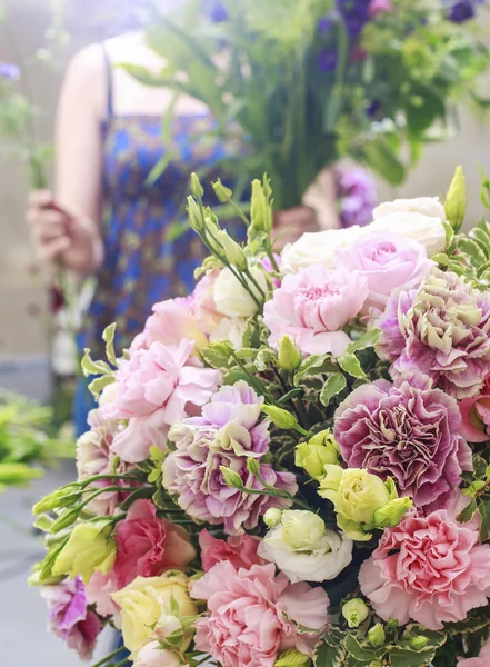 Szegfű, eustoma és hortensia virág virág elrendezése — Stock Fotó