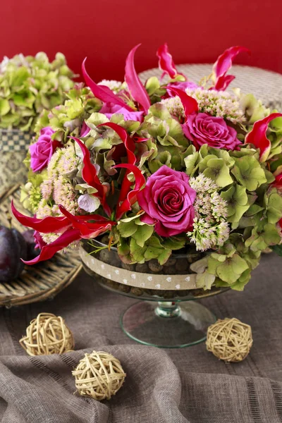 Arreglo floral con gloriosa superba, rosa, hortensia y se —  Fotos de Stock