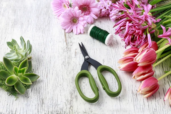 Lieu de travail du fleuriste : fleurs et accessoires — Photo