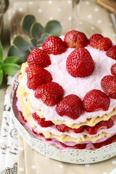 Erdbeer-Schicht-Kuchen — Stockfoto
