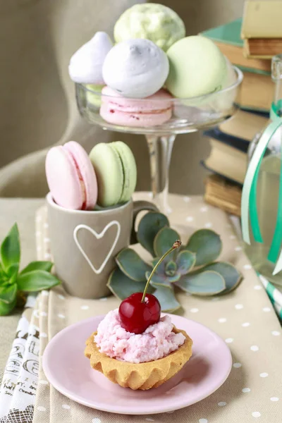 Cupcake decorato con ciliegia fresca — Foto Stock