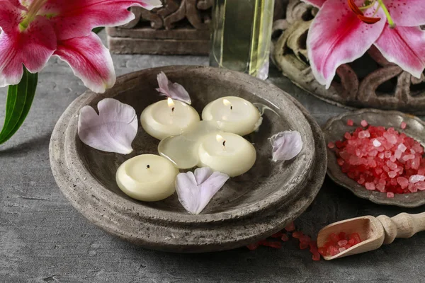 Bowl with floating candles in the spa — Stock Photo, Image