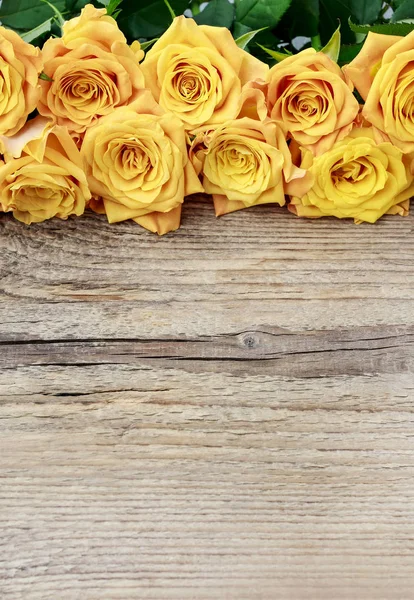 Orange roses on wood — Stock Photo, Image