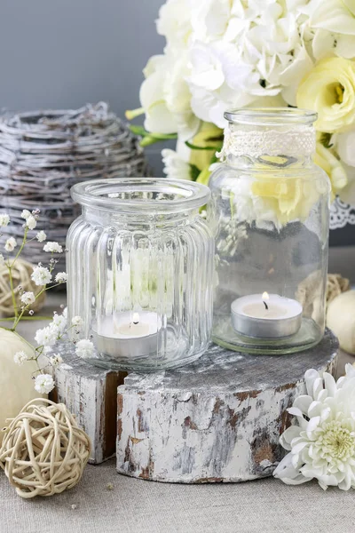 Свадебное оформление с цветами и свечами в стеклянных банках . — стоковое фото