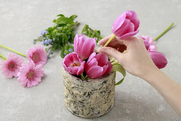 How to make a floral arrangement with pink tulip and gerbera flo — Stock Photo, Image