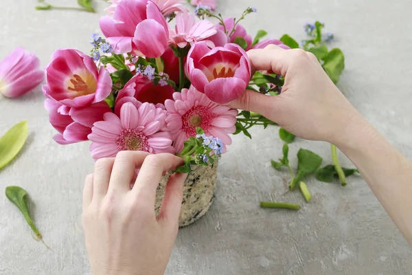 Como fazer um arranjo floral com tulipa rosa e gerbera flo — Fotografia de Stock