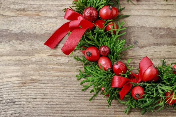 Tradiční vánoční dveře věnec s thuja zelené větvičky a wil — Stock fotografie