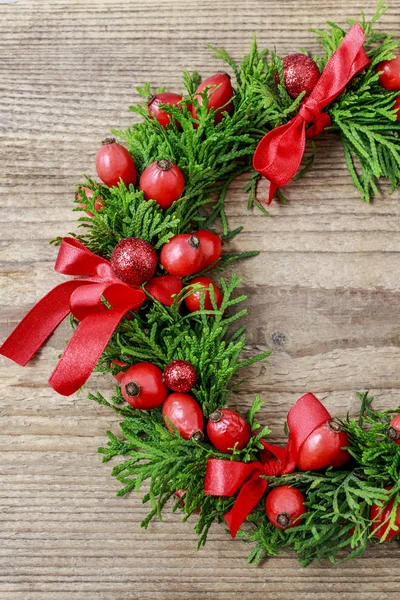 Tradiční vánoční dveře věnec s thuja zelené větvičky a wil — Stock fotografie