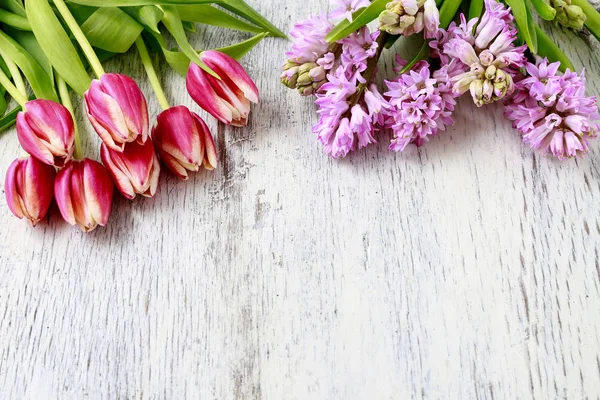 Tulipanes y jacintos sobre fondo de madera —  Fotos de Stock