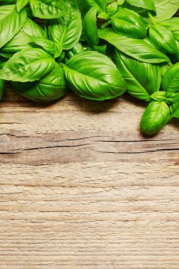 ahşap üzerine fesleğen yaprağı