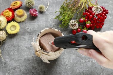 Nasıl cer içinde çiçek aranjmanı kuru bitki ve mum yapmak