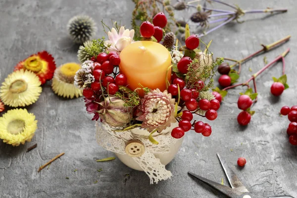 How to make floral arrangement with dry plants and candle in cer — Stock Photo, Image