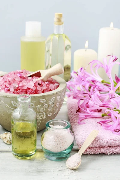 Kom met zeezout en andere wellness-cosmetica — Stockfoto