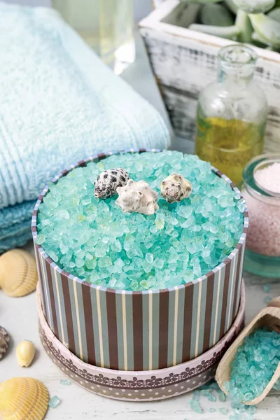 Κουτί ριγέ με θάλασσα αλάτι, πετσέτα στο παρασκήνιο. — Φωτογραφία Αρχείου