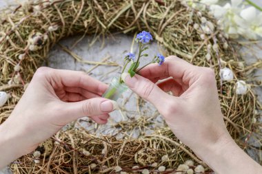 Paskalya saman çelenk ve orkide çiçek aranjmanı yapmak nasıl