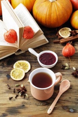 Ahşap masa üzerinde duran seramik sürahi içinde Yasemin çayı. 