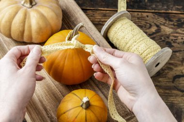 Nasıl pumpkins, yosun ve physalis ile ev dekorasyon yapmak tut