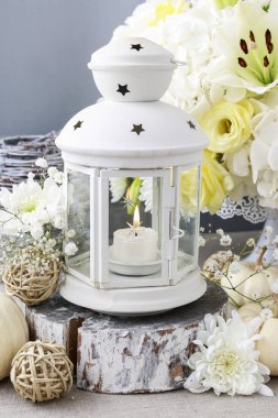 Lüks çiçekler arasında beyaz fener.