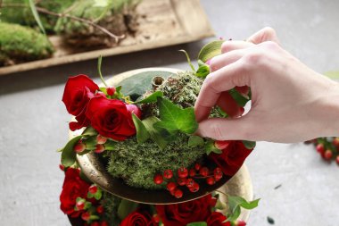 Nasıl etagere çiçekler ve bitkiler ile yapmak. Çiçek dekorasyon w